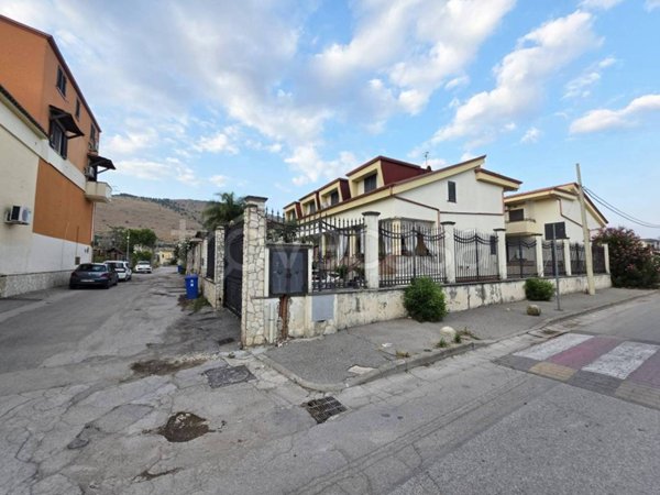 casa indipendente in vendita ad Acerra in zona Pezzalunga