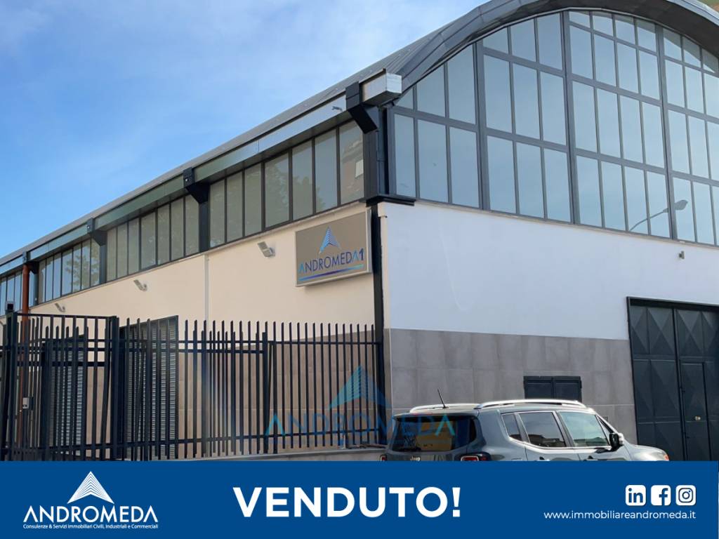 locale commerciale in vendita ad Arzano