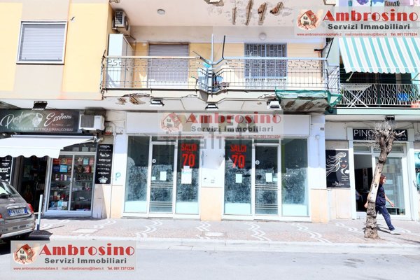 locale commerciale in vendita ad Arzano