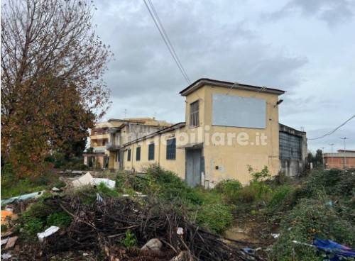 locale commerciale in vendita ad Arzano