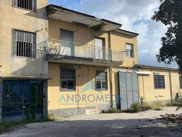 locale commerciale in vendita ad Arzano