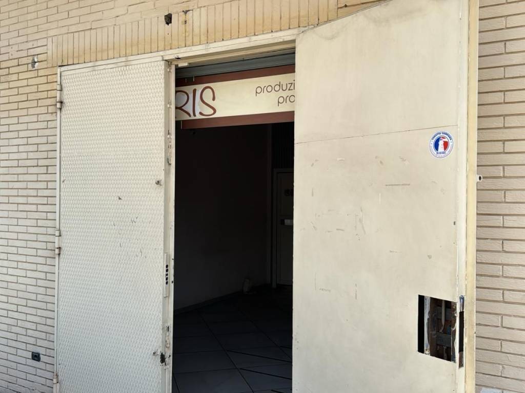 negozio in vendita ad Arzano