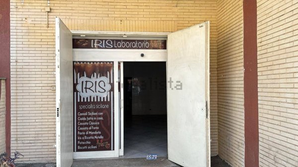 locale commerciale in vendita ad Arzano