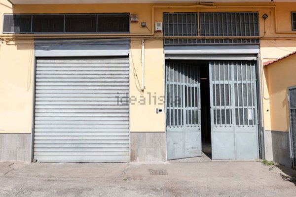 locale commerciale in vendita ad Arzano