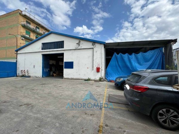 locale commerciale in vendita ad Arzano