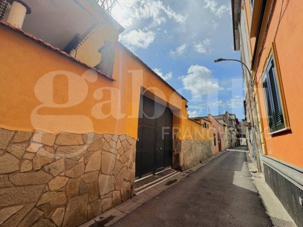 locale commerciale in vendita ad Arzano