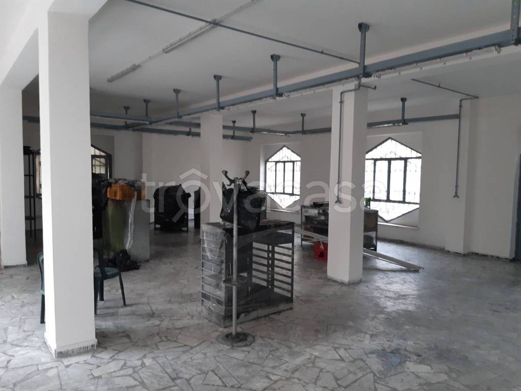 locale commerciale in vendita ad Arzano