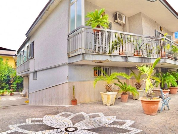 casa indipendente in vendita ad Arzano