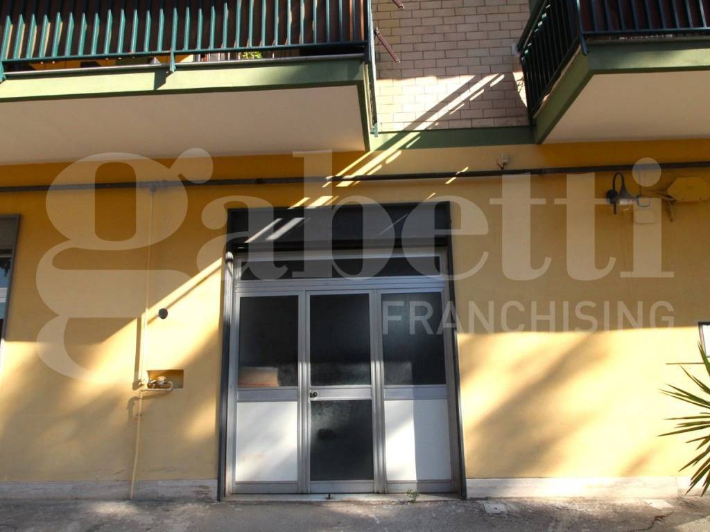 locale commerciale in vendita ad Arzano