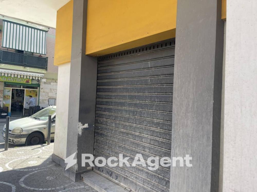 negozio in vendita ad Arzano