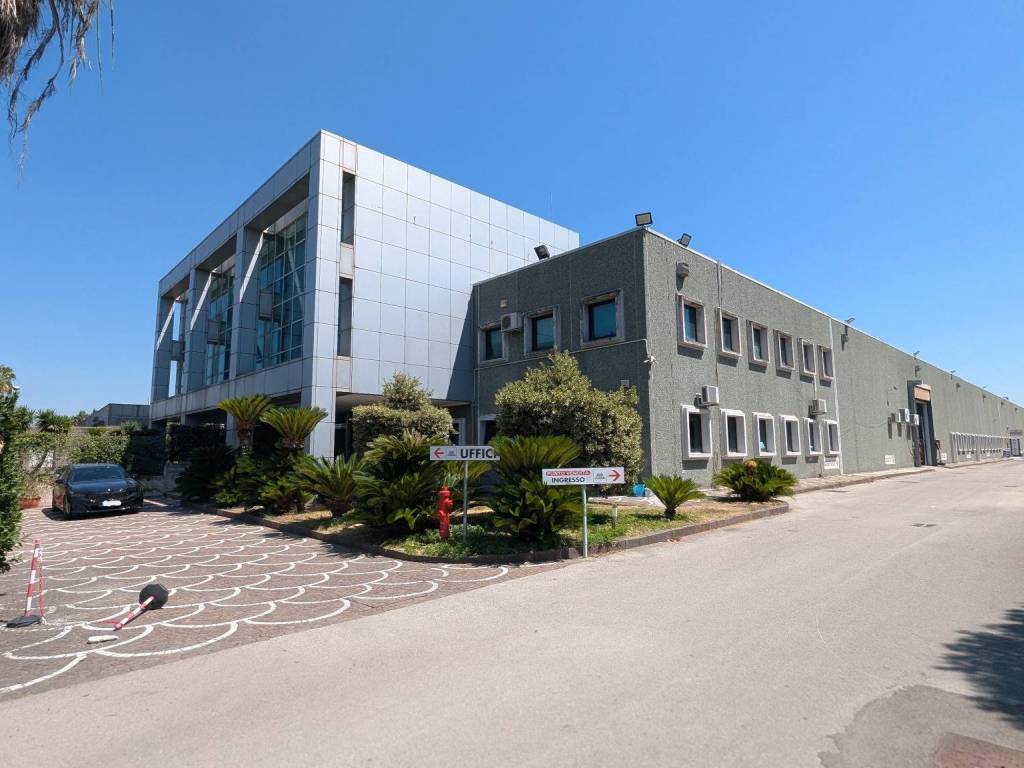 capannone in vendita ad Arzano