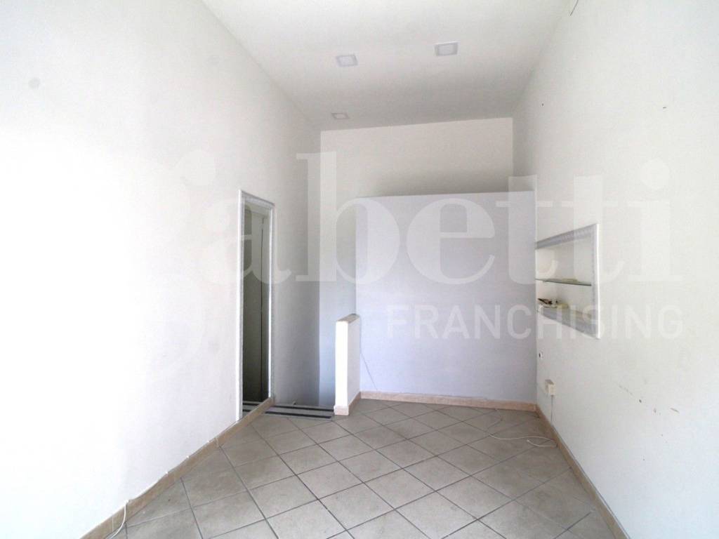 negozio in vendita ad Arzano