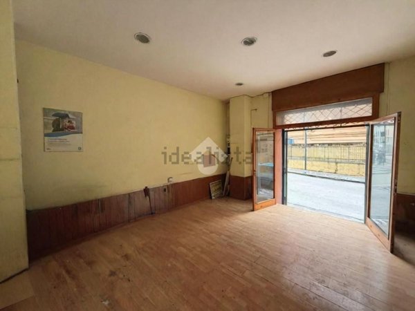locale commerciale in vendita ad Arzano