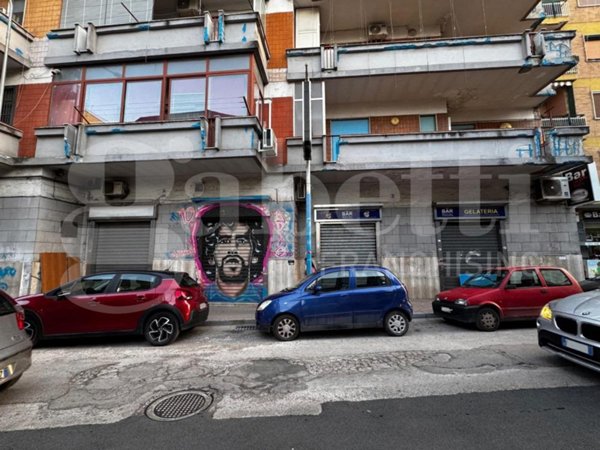 locale commerciale in vendita ad Arzano