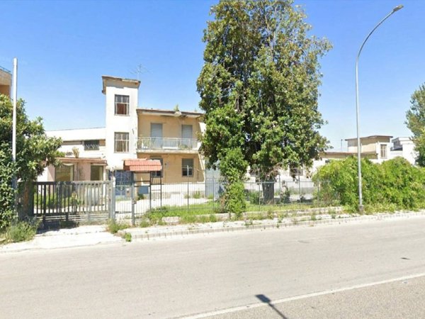 locale commerciale in vendita ad Arzano
