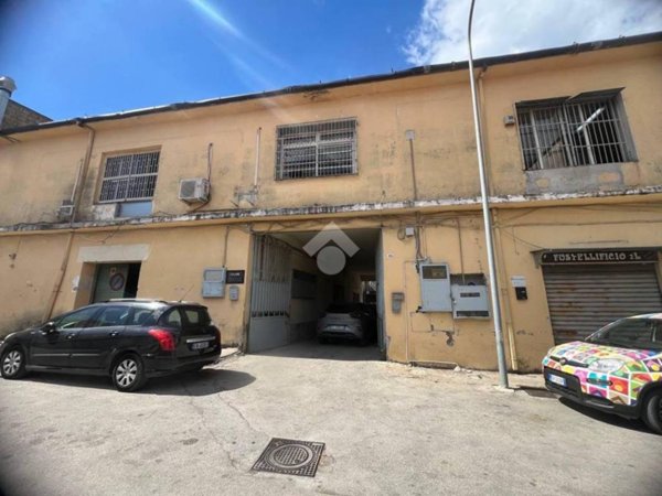 negozio in vendita ad Arzano