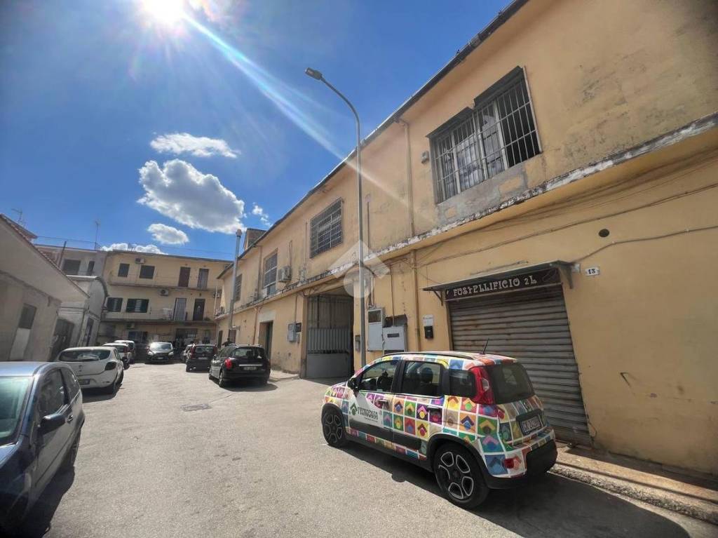negozio in vendita ad Arzano