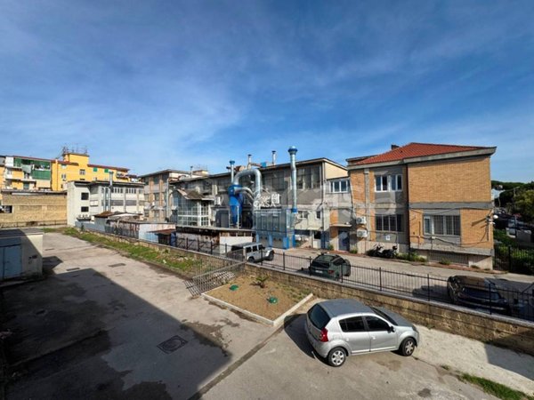 locale commerciale in vendita ad Arzano