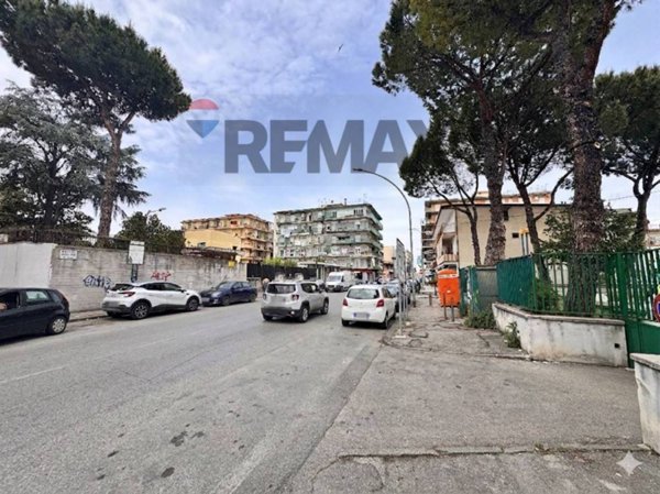 locale commerciale in vendita ad Arzano