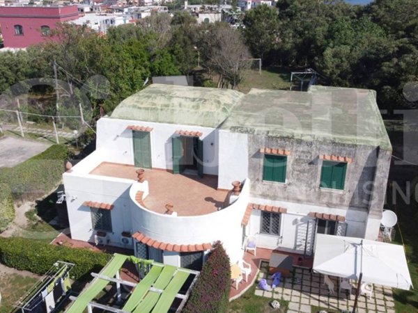 casa indipendente in vendita a Bacoli in zona Fusaro
