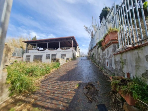 intera palazzina in vendita a Bacoli in zona Scalandrone