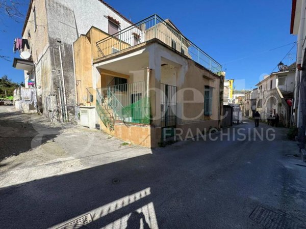 casa indipendente in vendita a Bacoli in zona Fusaro