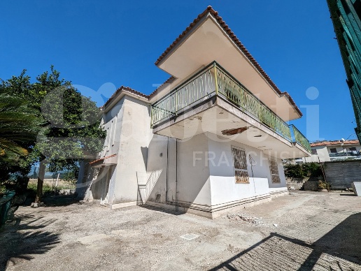 casa indipendente in vendita a Bacoli in zona Fusaro