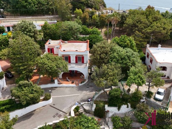 casa indipendente in vendita a Bacoli in zona Faro