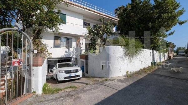 casa indipendente in vendita a Bacoli in zona Scalandrone