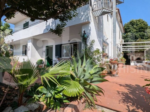 casa indipendente in vendita a Bacoli in zona Scalandrone