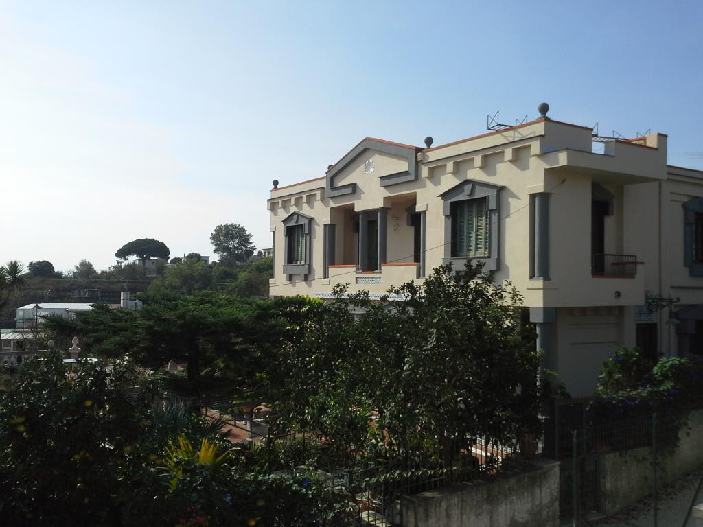 casa indipendente in vendita a Bacoli