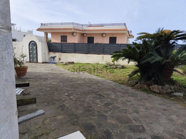 casa indipendente in vendita a Bacoli in zona Scalandrone