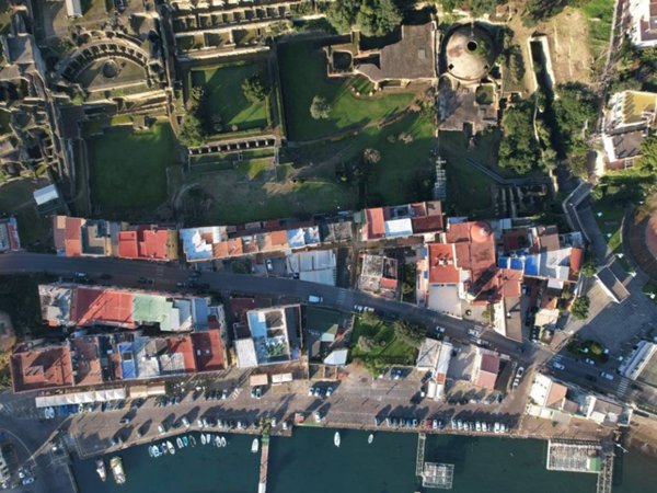 intera palazzina in vendita a Bacoli in zona Baia