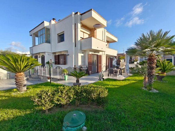 casa indipendente in vendita a Bacoli in zona Fusaro