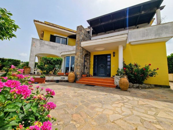 casa indipendente in vendita a Bacoli in zona Scalandrone