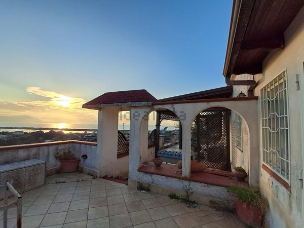 casa indipendente in vendita a Bacoli in zona Scalandrone