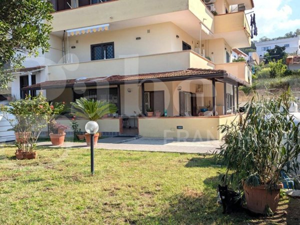 casa indipendente in vendita a Bacoli in zona Cuma