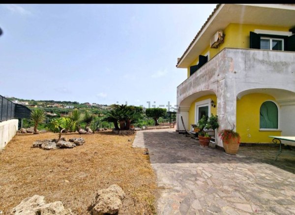 casa indipendente in vendita a Bacoli in zona Scalandrone