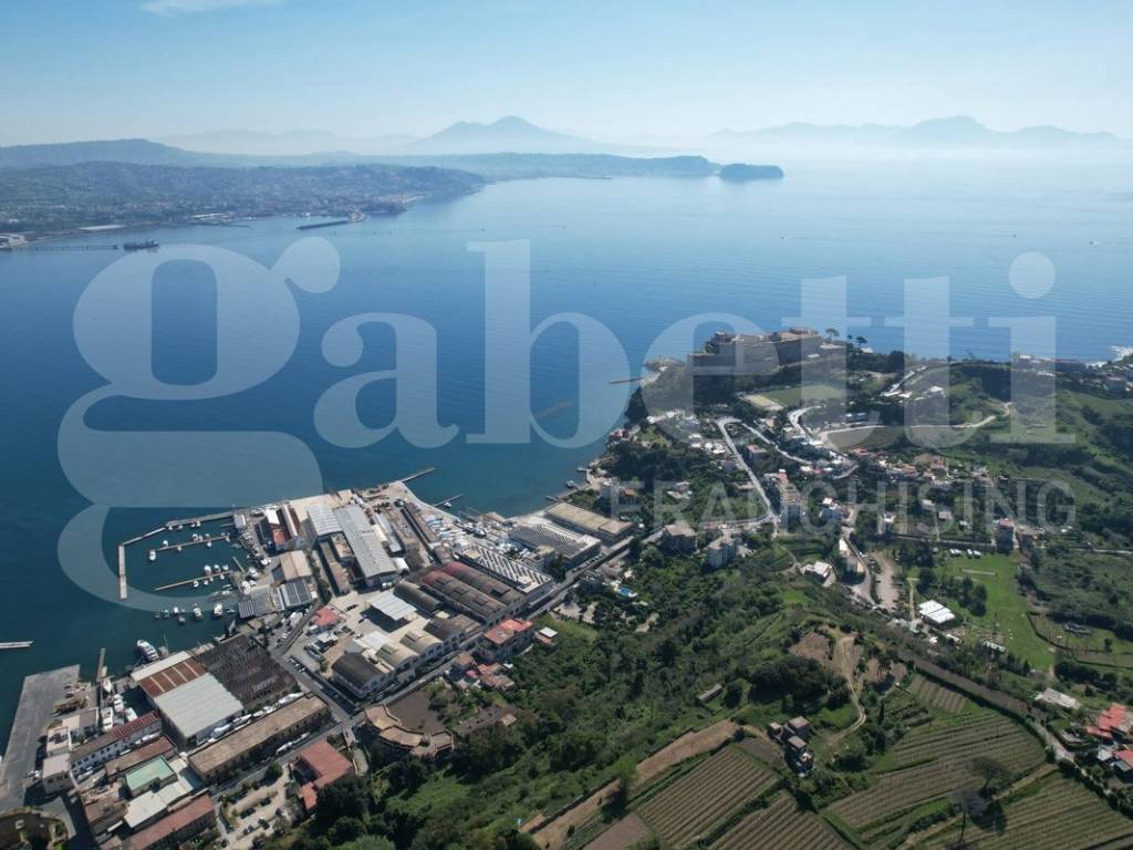 intera palazzina in vendita a Bacoli in zona Baia