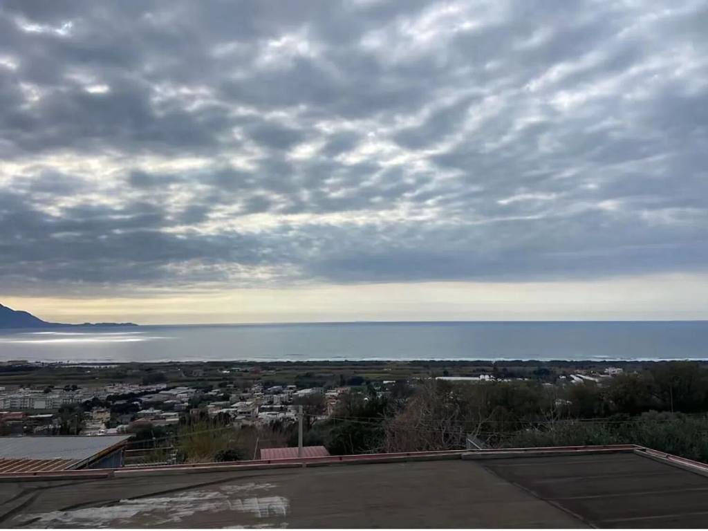 intera palazzina in vendita a Bacoli in zona Cuma