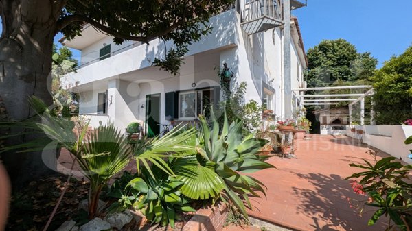 casa indipendente in vendita a Bacoli in zona Scalandrone