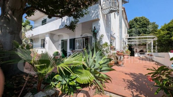 casa indipendente in vendita a Bacoli in zona Baia