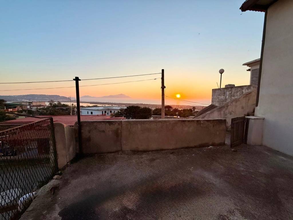 casa indipendente in vendita a Bacoli in zona Scalandrone