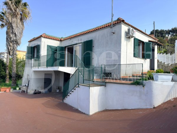 casa indipendente in vendita a Bacoli in zona Fusaro