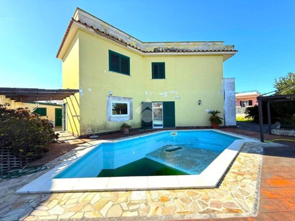 casa indipendente in vendita a Bacoli in zona Scalandrone