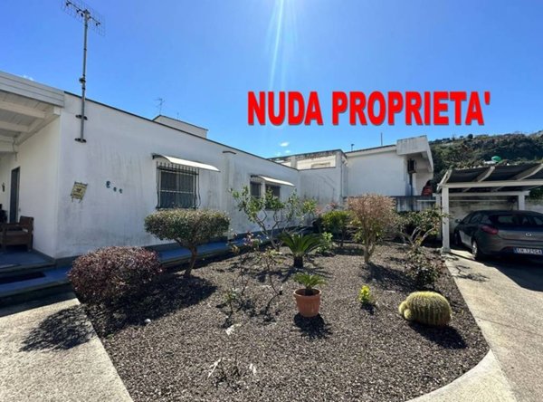 casa indipendente in vendita a Bacoli in zona Cuma