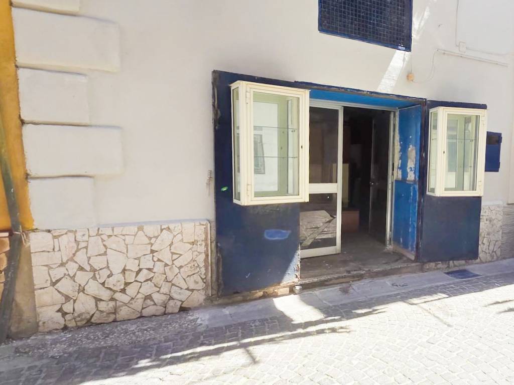 negozio in vendita a Bacoli in zona Cappella