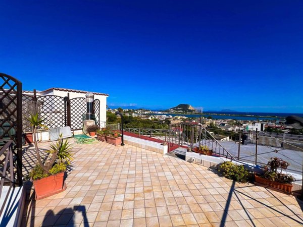 casa indipendente in vendita a Bacoli in zona Miliscola