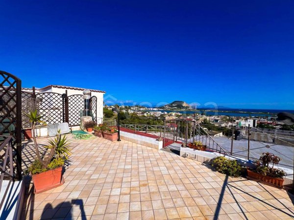 casa indipendente in vendita a Bacoli in zona Miliscola