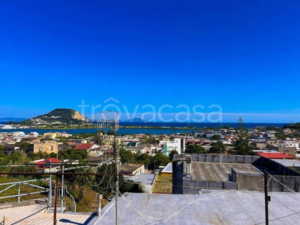 casa indipendente in vendita a Bacoli in zona Miliscola